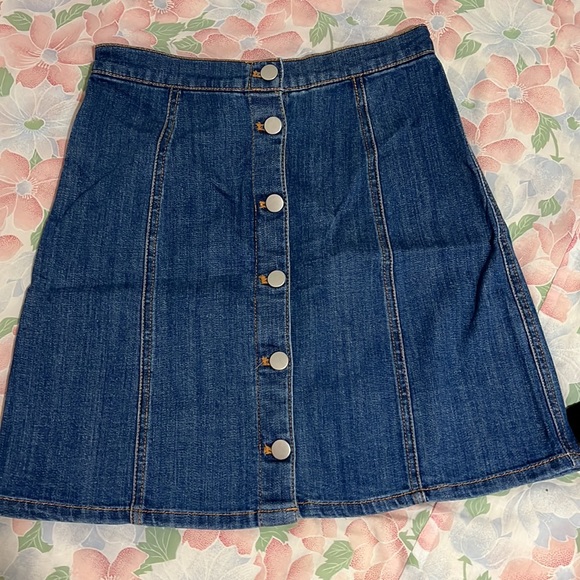 2 skirts from H&M they are great worn dressed down or dressed up. - Picture 3 of 8